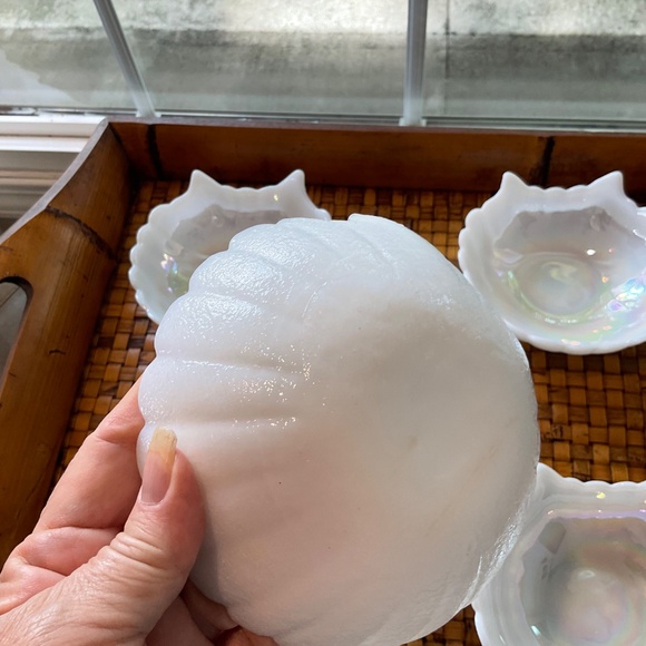 Vintage Iridescent White Milk Glass Scalloped Shell Bowls - Picture 4 of 4